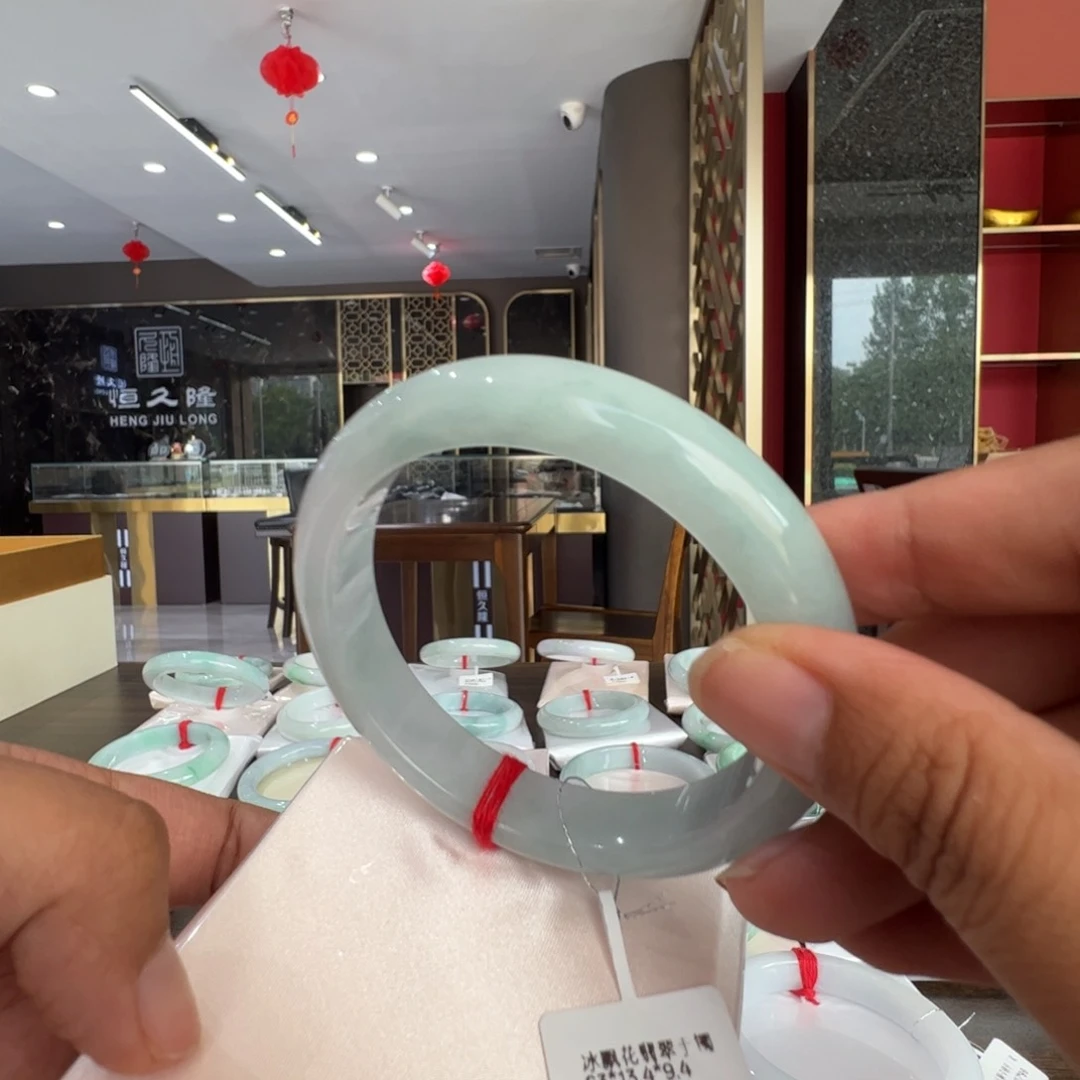 翡翠手镯未镶嵌冰飘花