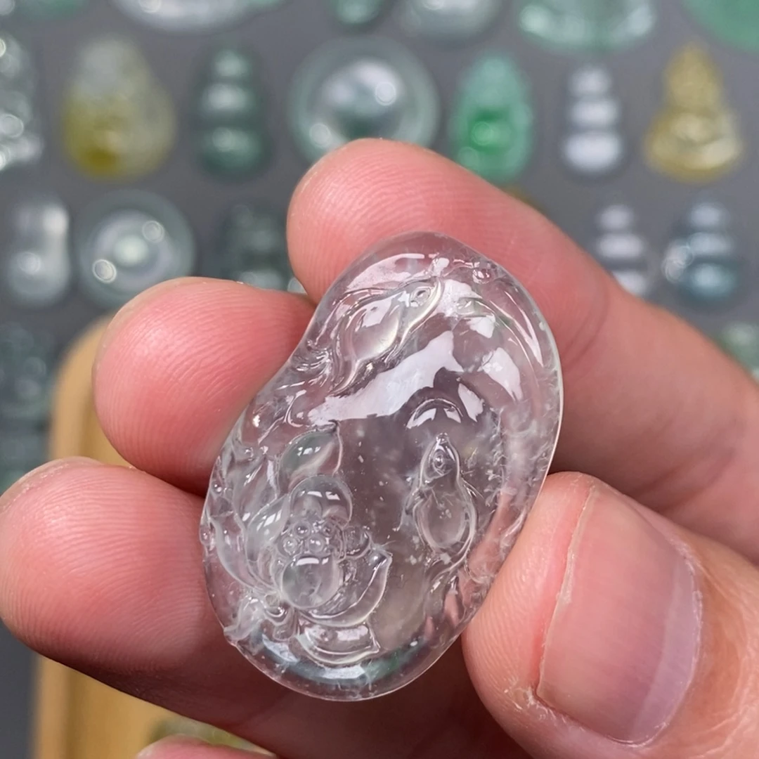 翡翠未镶嵌颈饰如鱼得水