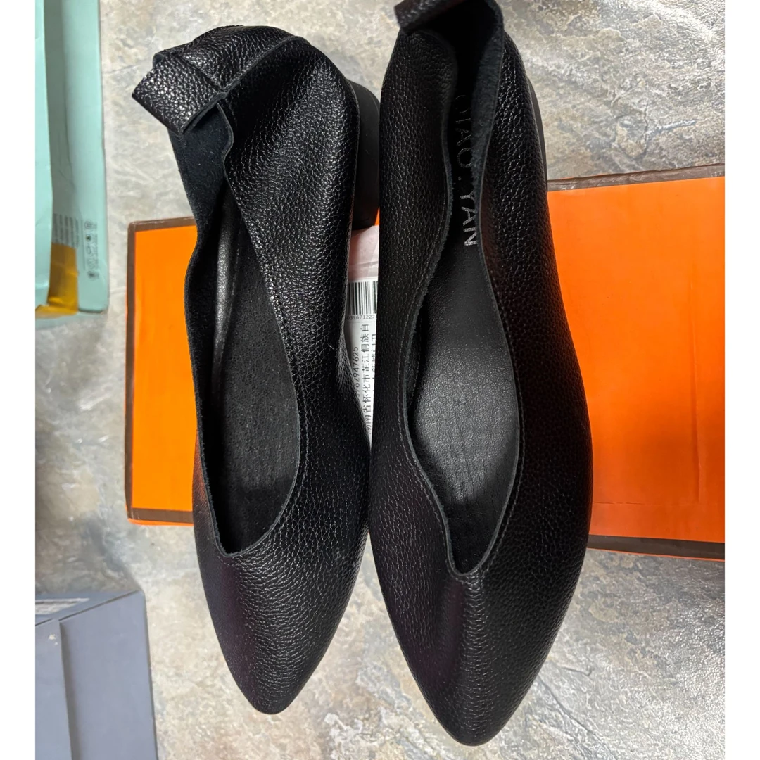 尖头粗跟单鞋女新款春季平底女鞋四季软皮低跟皮鞋舒适百搭D017