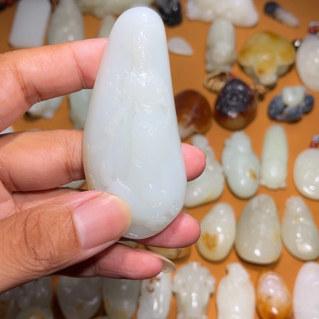 随***流和田玉未镶嵌颈饰