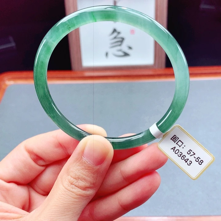 未镶嵌手镯翡翠圆镯