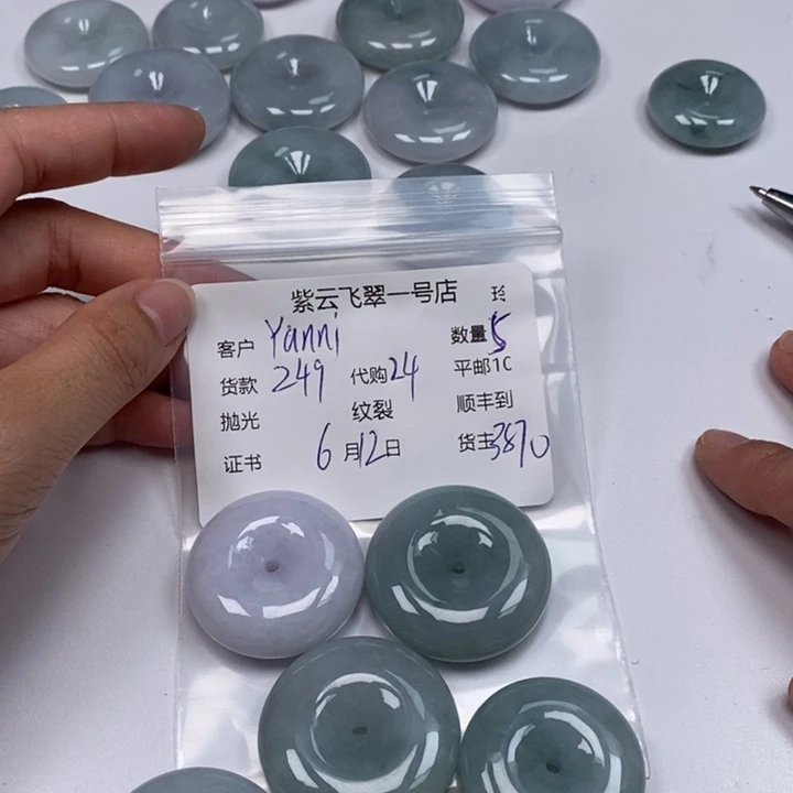 翡翠未镶嵌颈饰Y****?翡翠
