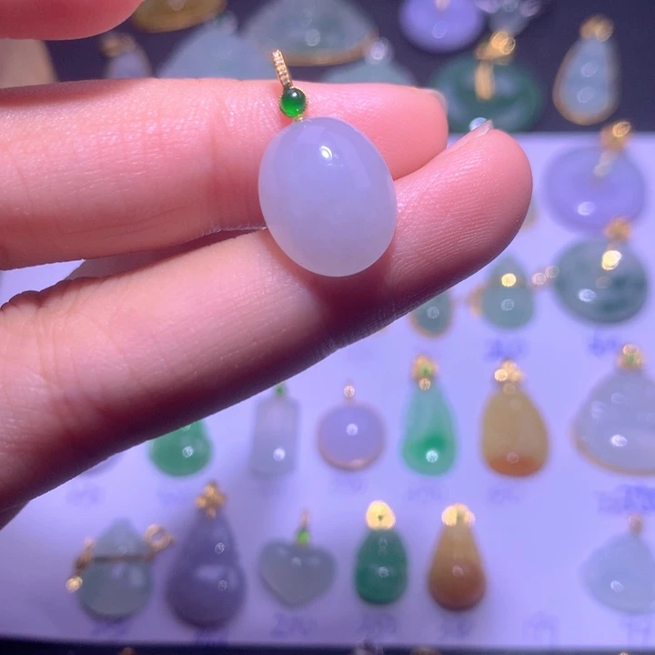 颈饰18K金镶嵌翡翠番****?翡翠