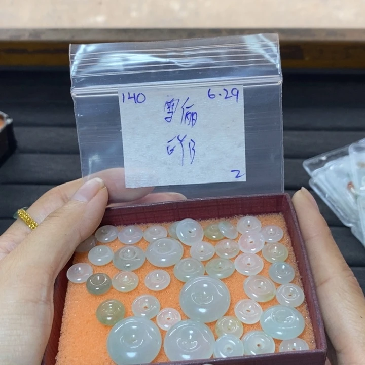 雪***h定制翡翠未镶嵌不退