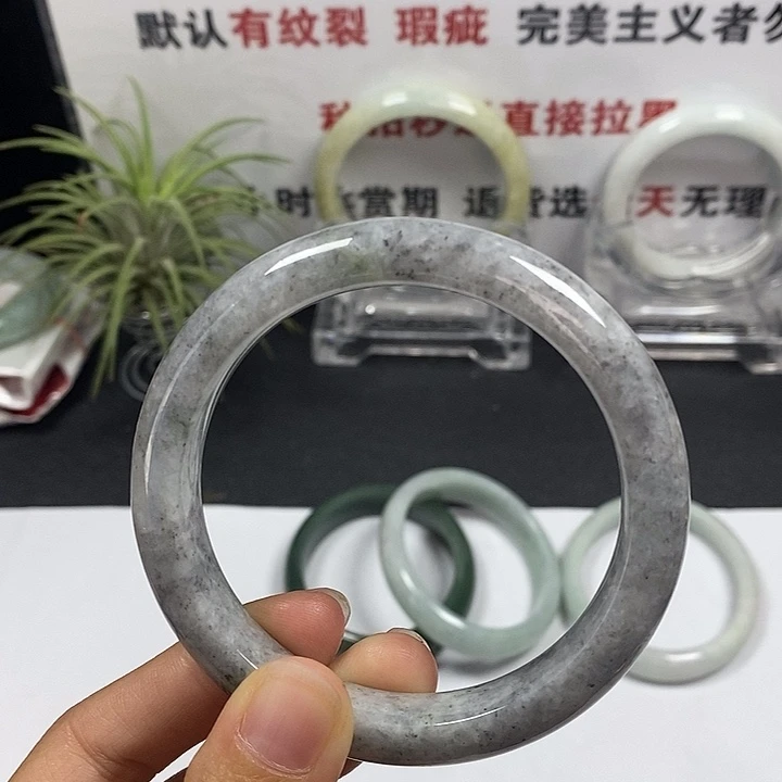 未镶嵌手镯翡翠19号。 58.4圈