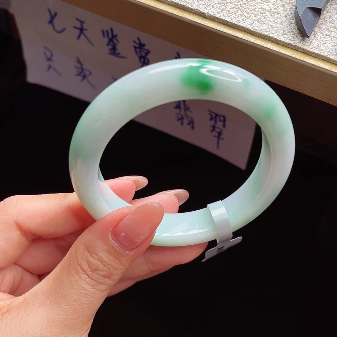 翡翠手镯未镶嵌手镯