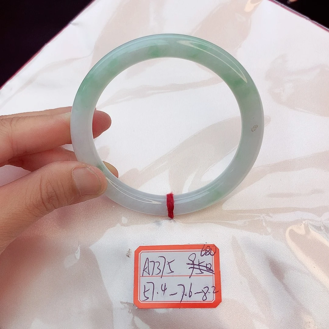 翡翠手镯未镶嵌翡翠