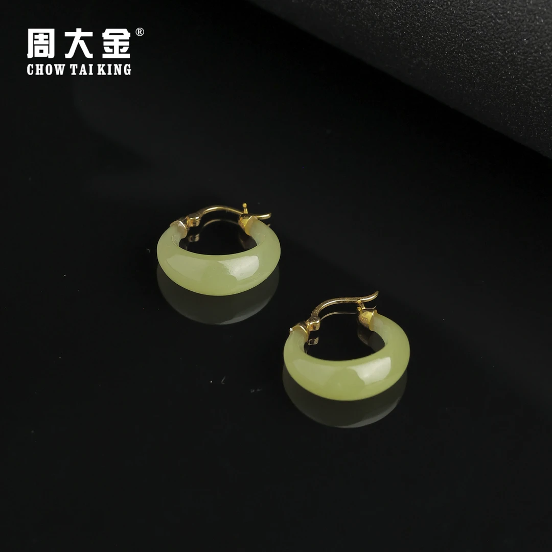 【周大金玉石】18K金和田玉黄口耳饰-R943-臻