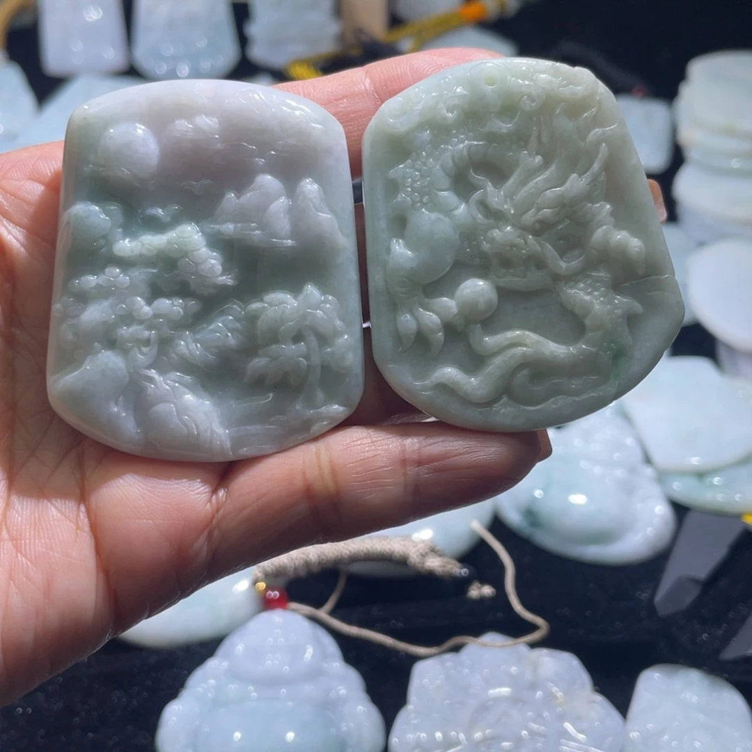 翡翠未镶嵌颈饰山水，龙牌，瑕疵