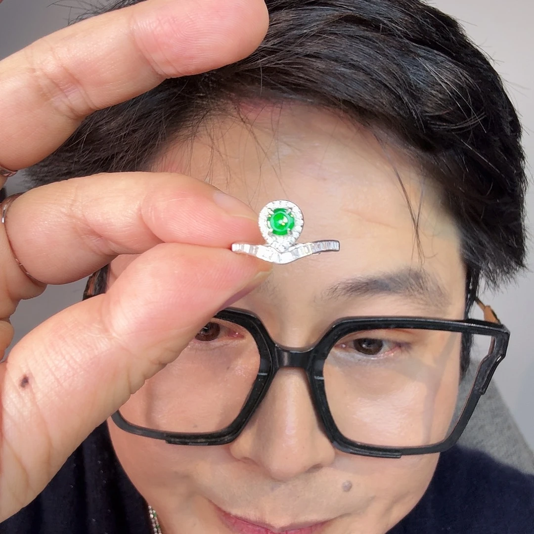 翡翠未镶嵌颈饰一件