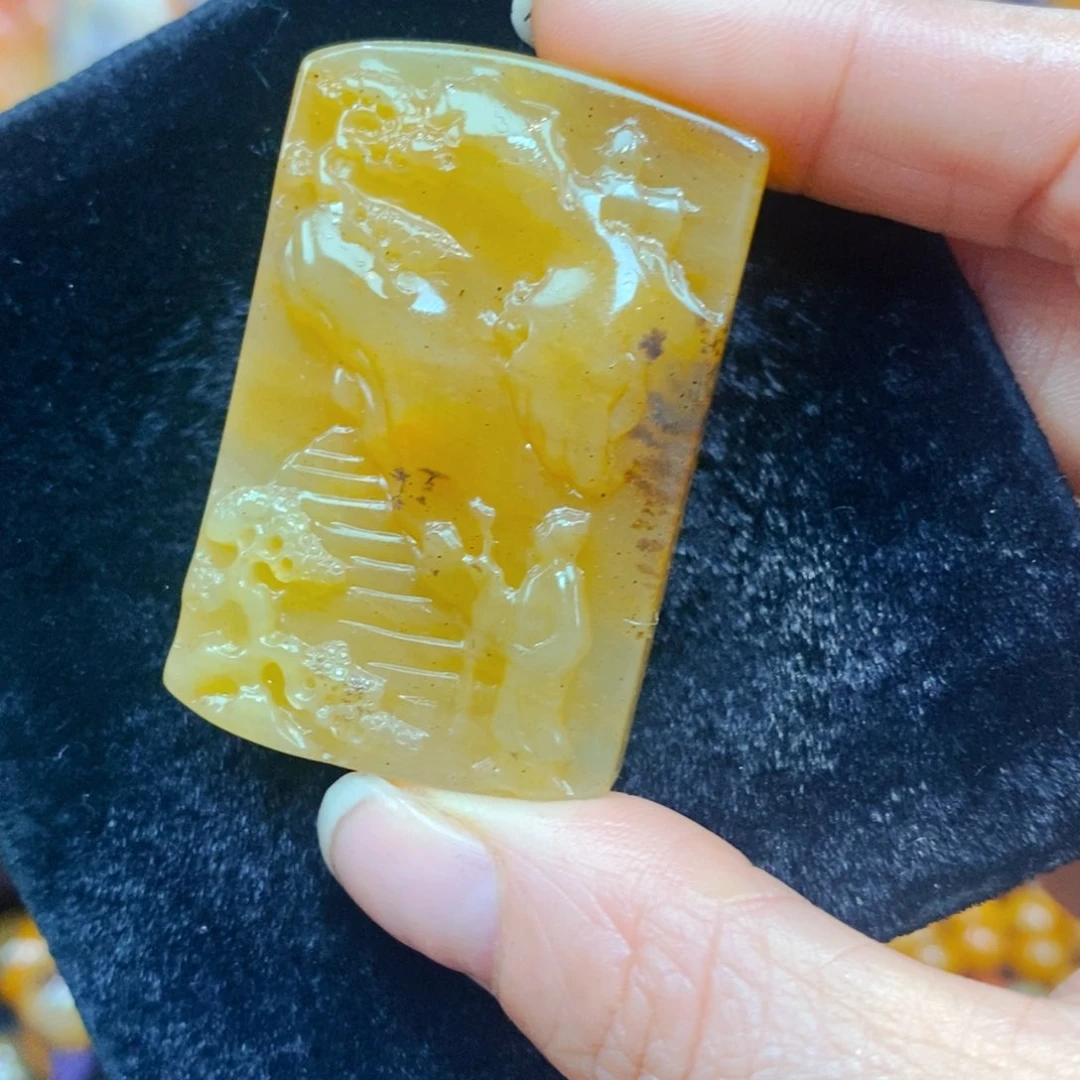 未镶嵌石英质玉（黄龙玉）颈饰