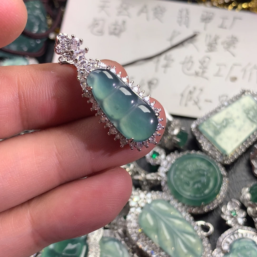 翡翠颈饰未镶嵌福豆