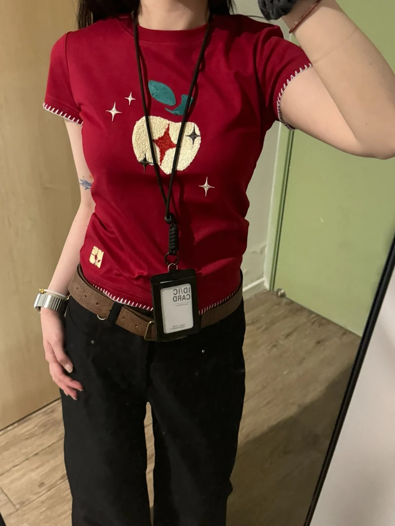 美式复古苹果刺绣正肩红色t恤女夏季2025修身显瘦甜辣妹短袖上衣