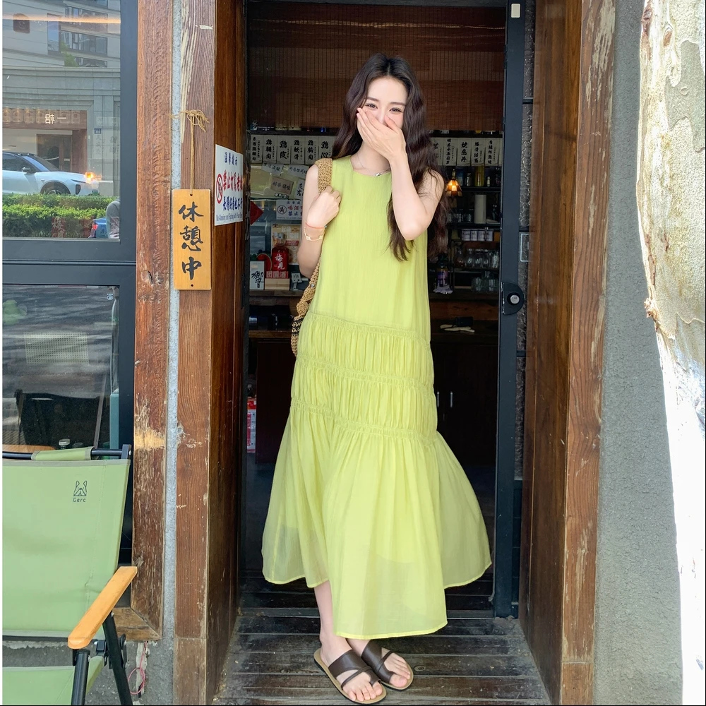 法式浪漫度假风捏褶休闲连衣裙女2025夏季新款气质时尚减龄背心裙