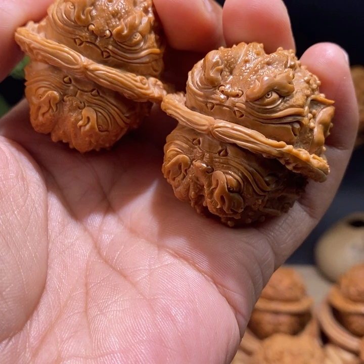 W***…把件文玩核桃纯手工雕刻文玩核桃