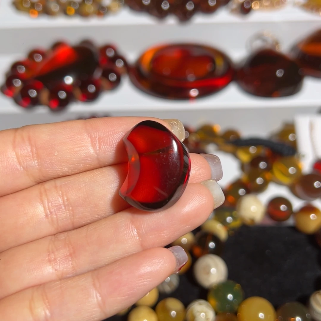 琥珀裸石未镶嵌血珀随形吊坠