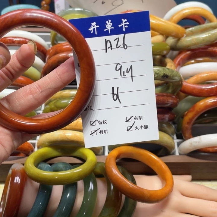 蛇纹石玉手镯未镶嵌龙*莹