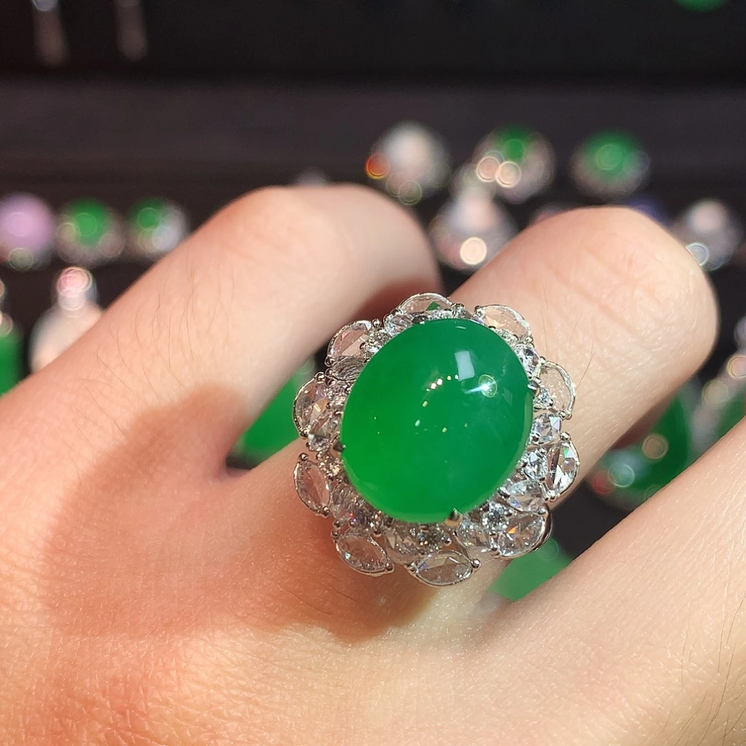 翡翠18K金镶嵌戒指高冰满绿鸽子蛋戒指