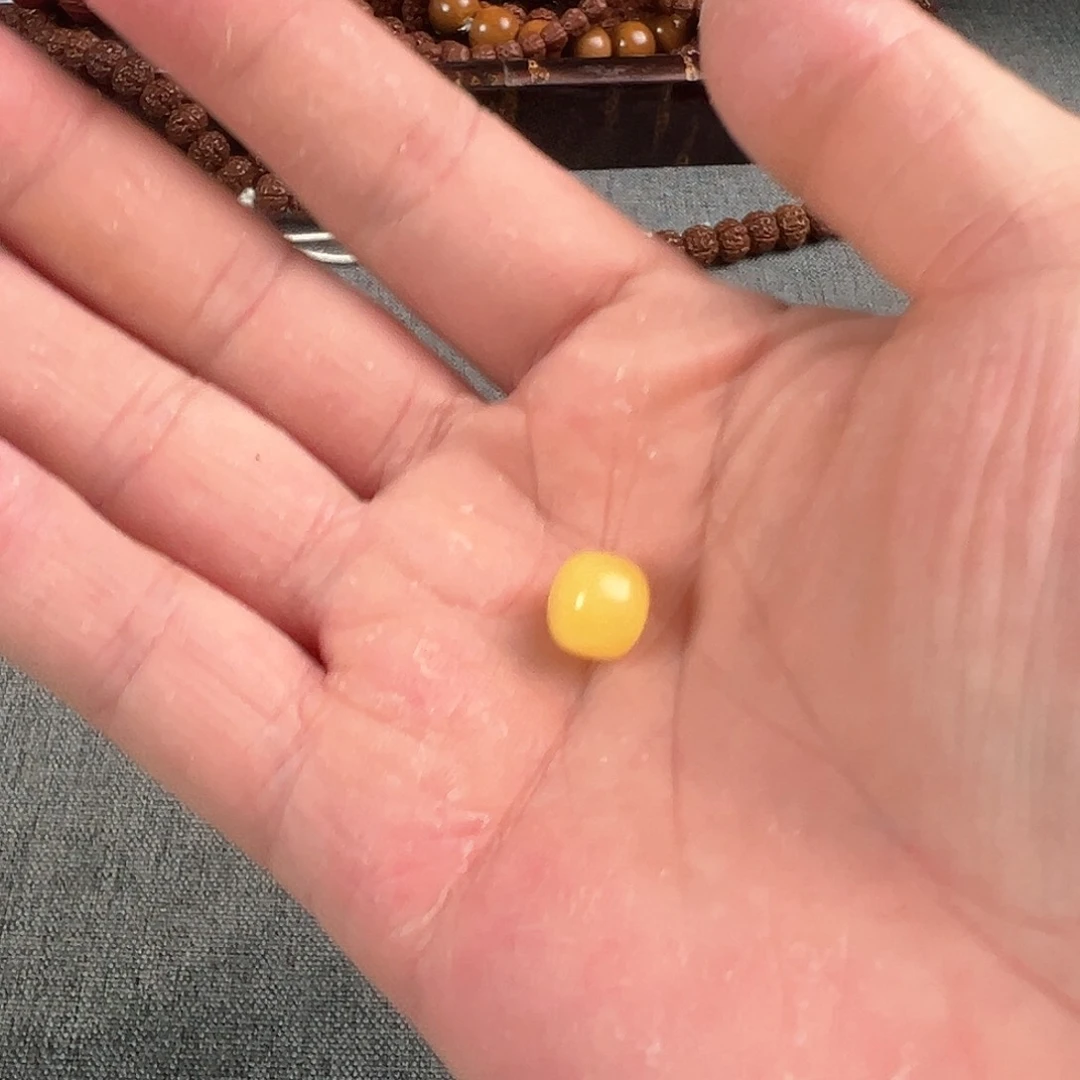 猴头核桃吊坠黄珠子