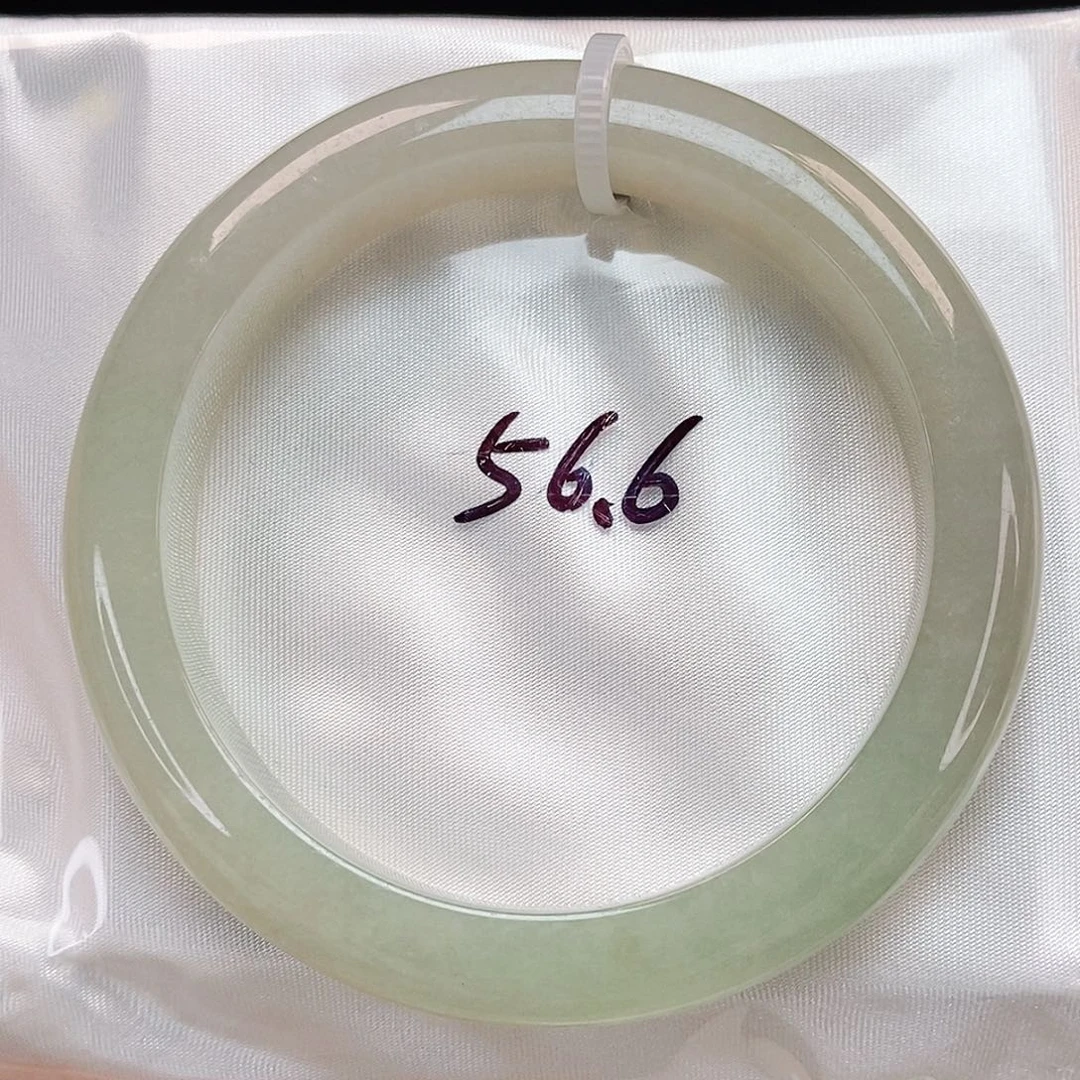 翡翠手镯未镶嵌冰晴水泥鳅背