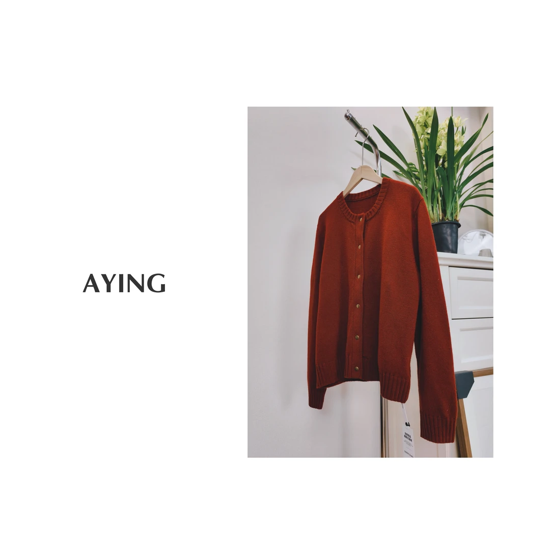 AYING    女士秋冬   100羊毛肌理感圆领铜扣羊毛开衫