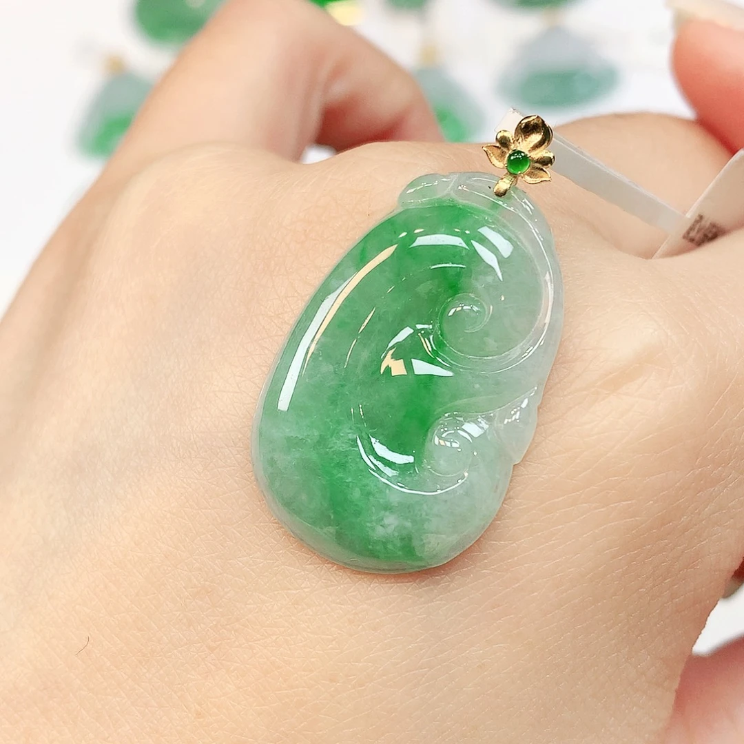 翡翠18K金镶嵌颈饰