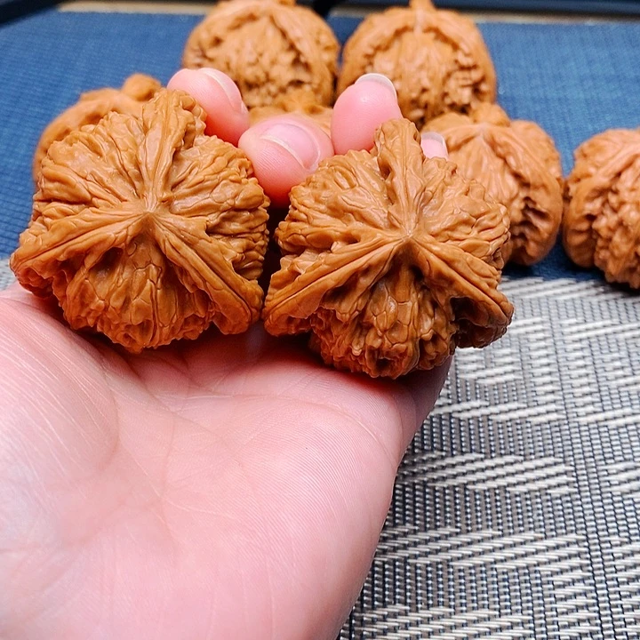 爱***己文玩核桃吊坠三棱