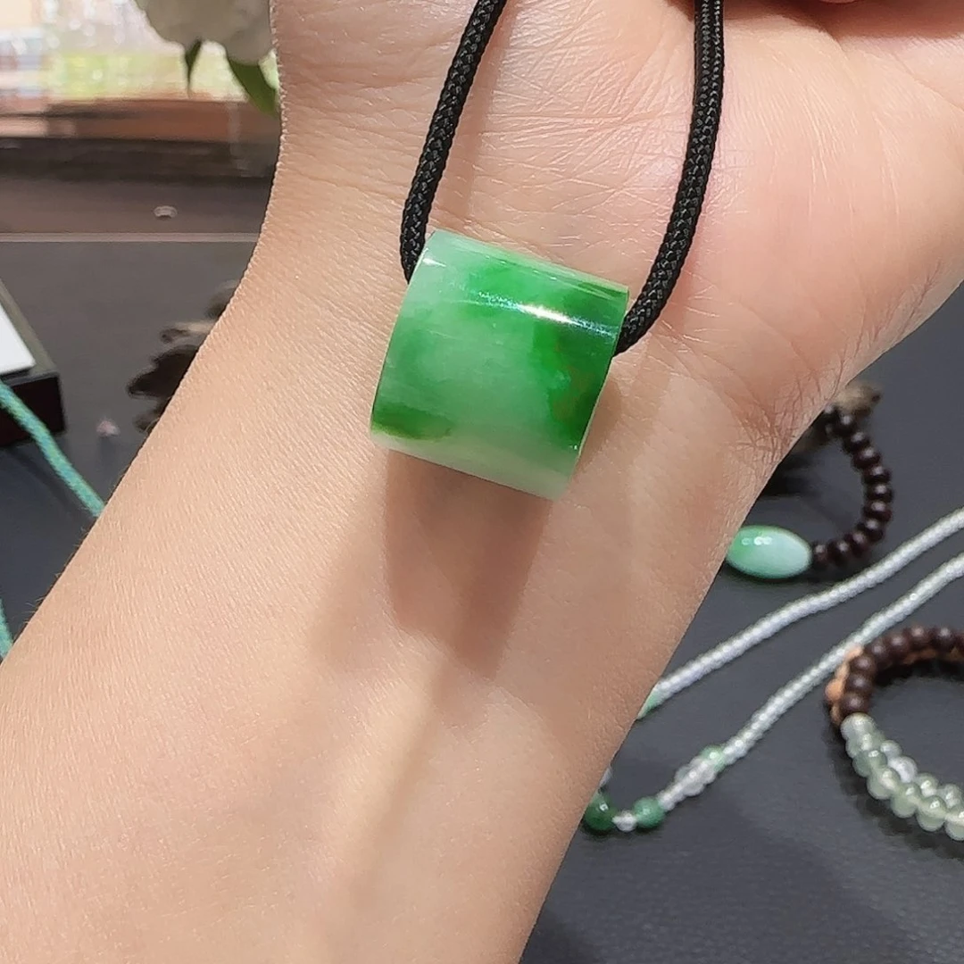 翡翠未镶嵌颈饰路路通