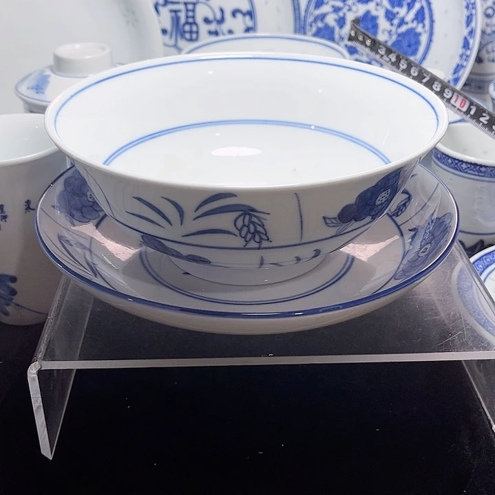 碗容手绘木棉花八寸盘两个，七寸碗一个