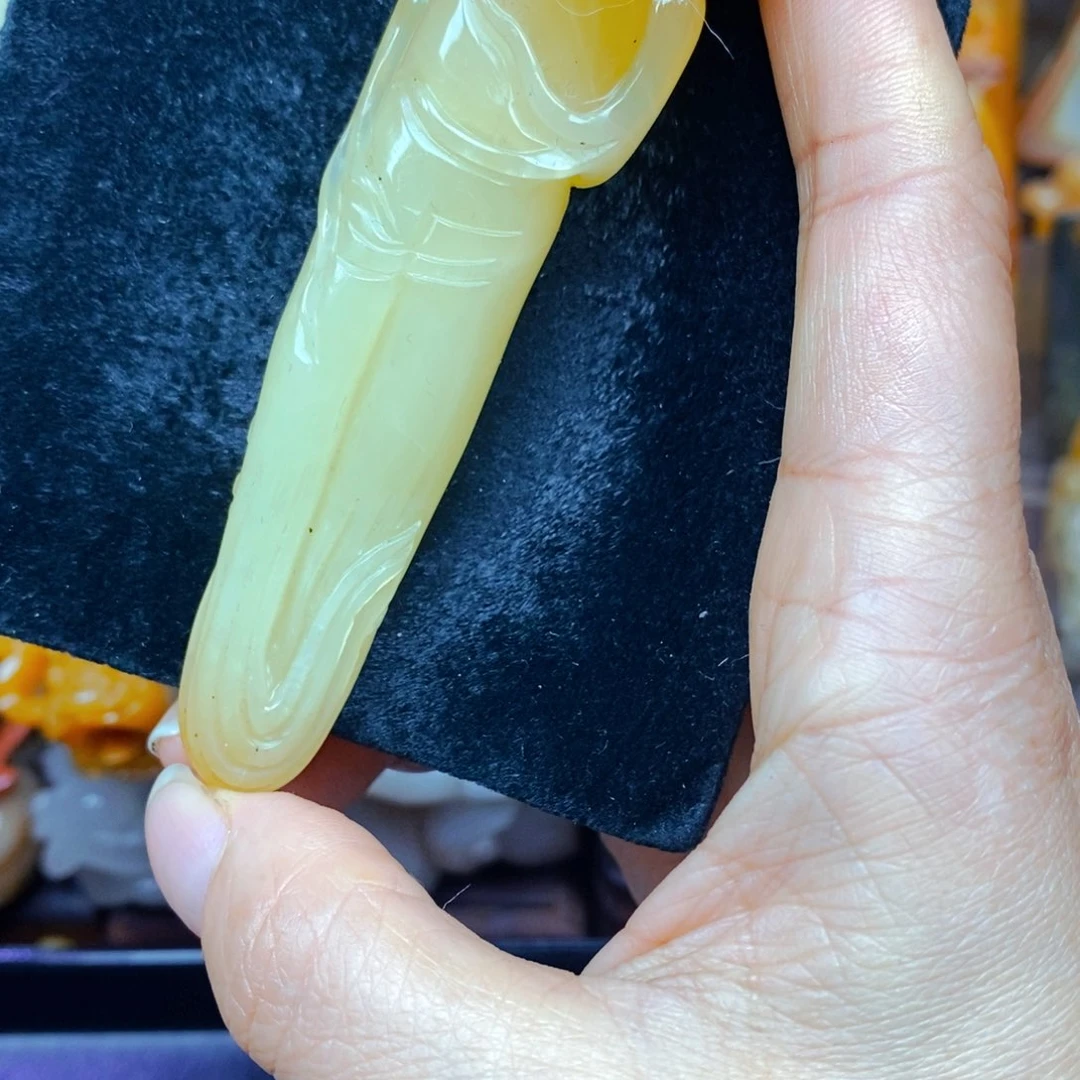 未镶嵌石英质玉（黄龙玉）颈饰