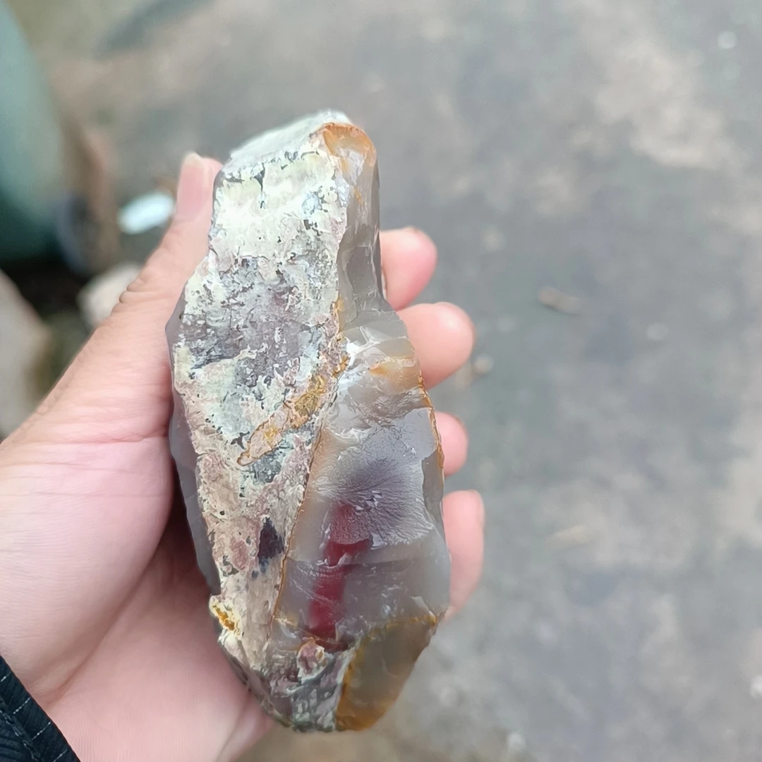 秦紫玉原矿457g，如图所示