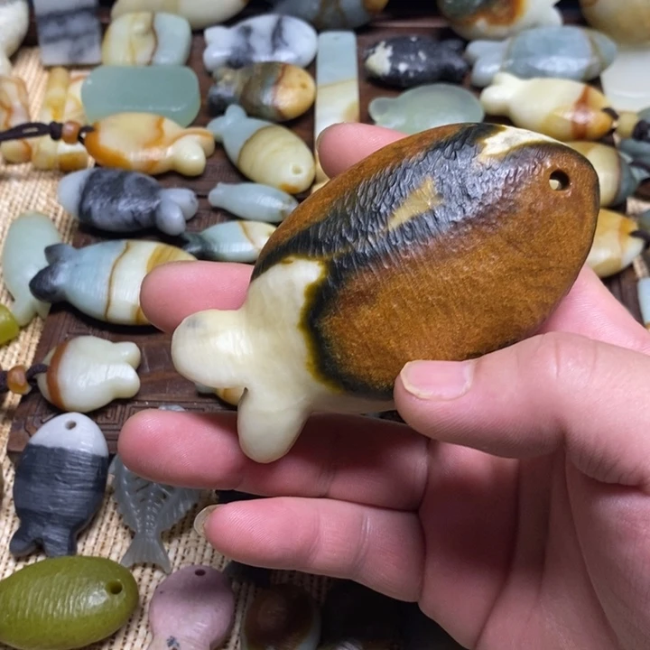 画***的蛇纹石玉未镶嵌颈饰