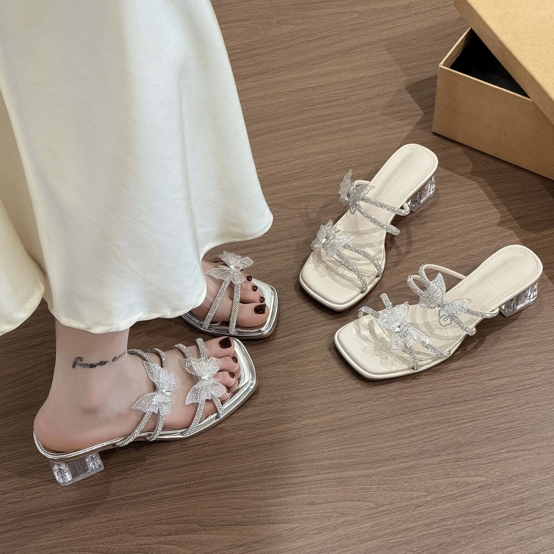 【万达撤柜】法式水钻凉鞋女夏外穿时尚蝴蝶结水晶中跟粗跟绝美仙