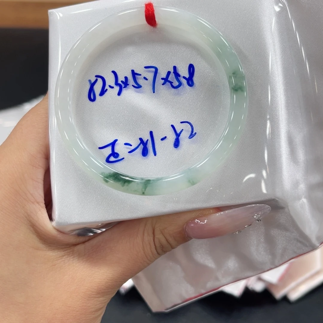 翡翠手镯未镶嵌翡翠
