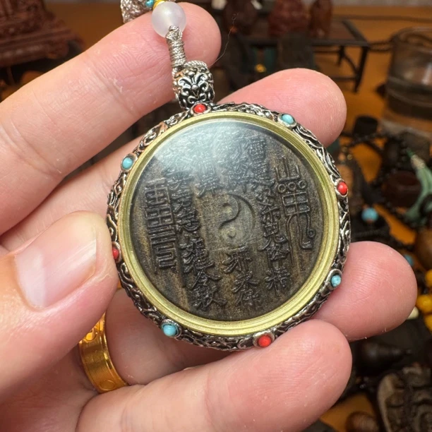 沉香木雕唐卡款山鬼花钱-绳子款印尼沉香木雕精工挂件