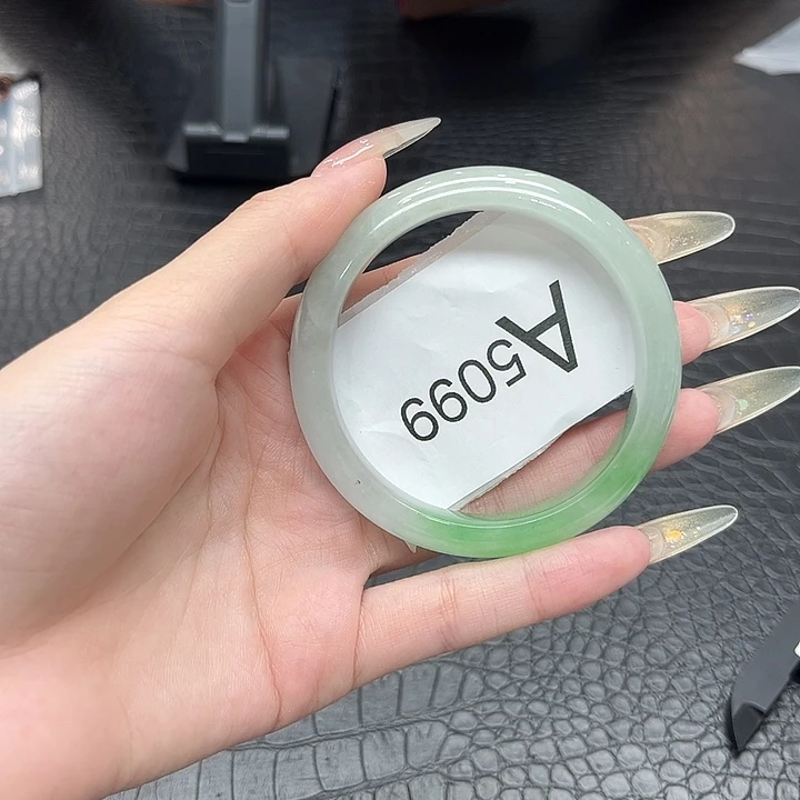 翡翠手镯未镶嵌默认微瑕
