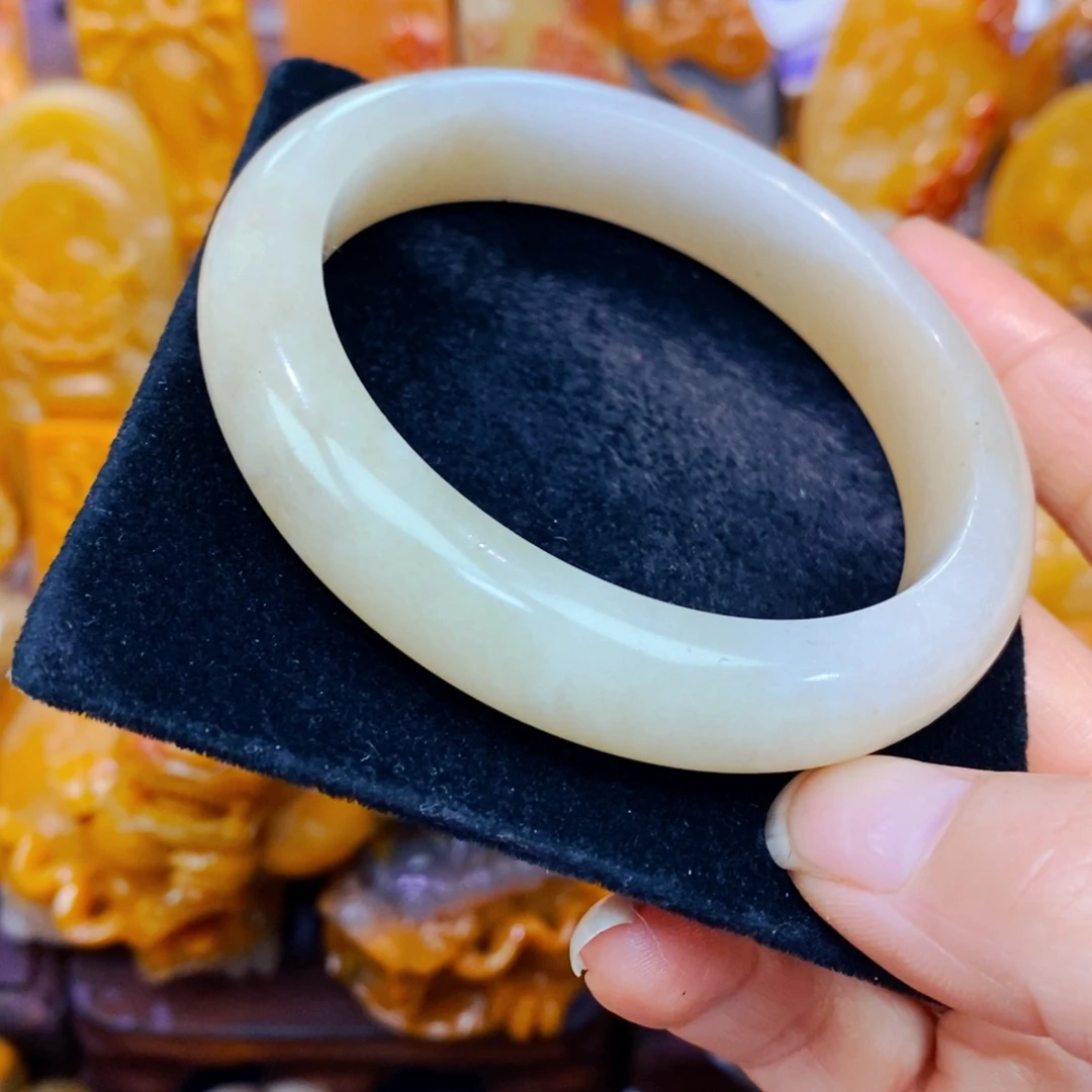 未镶嵌石英质玉（黄龙玉）颈饰