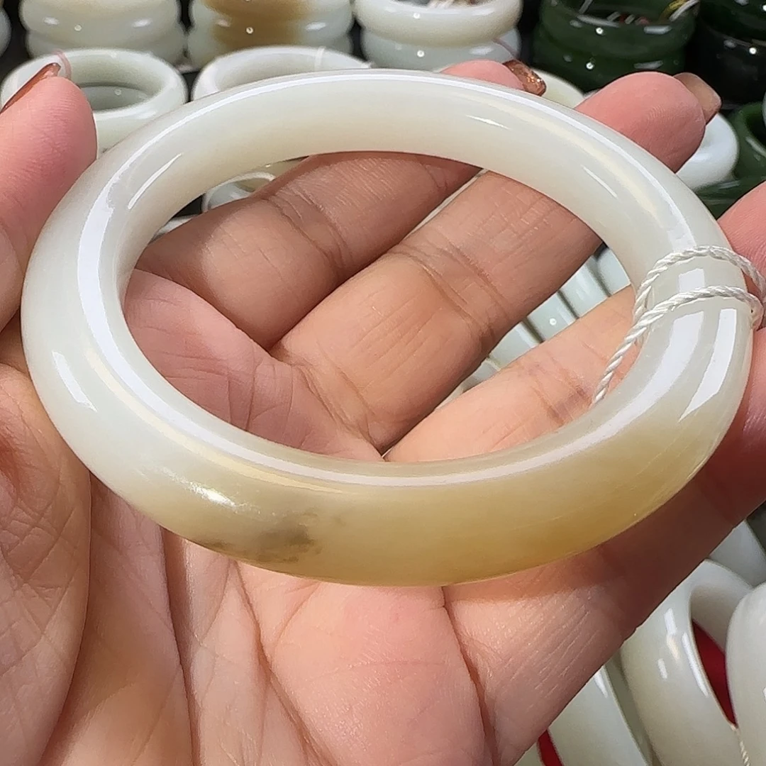 和田玉未镶嵌手镯