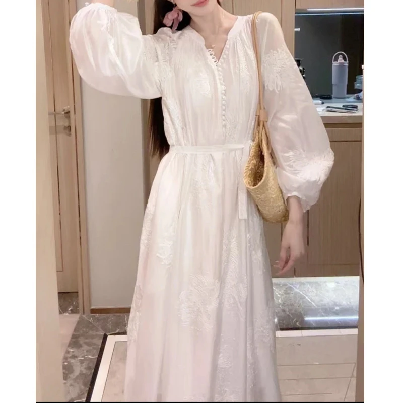 2025新款春季法式设计感宽松慵懒风连衣裙刺绣法式慵懒风气质长裙