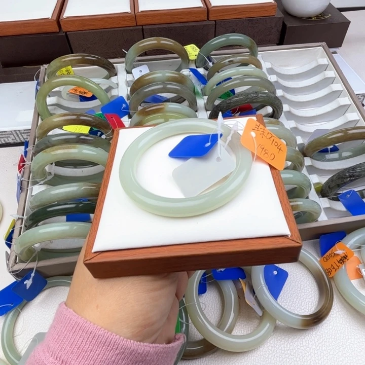 未镶嵌手镯和田玉七月