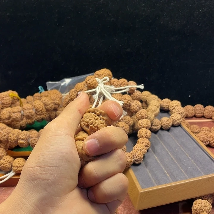 比***。金刚菩提手串核桃