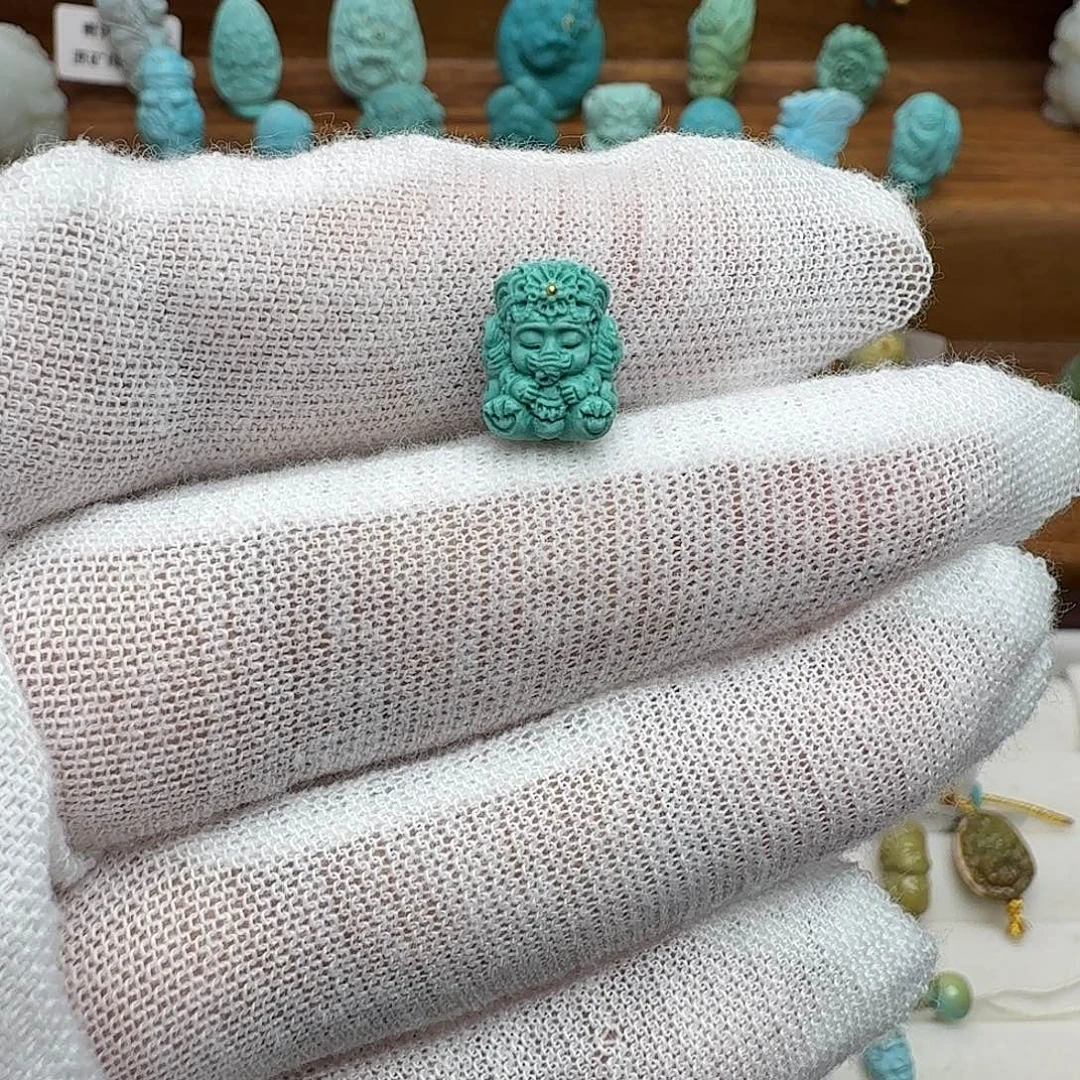 绿松石未镶嵌颈饰象神
