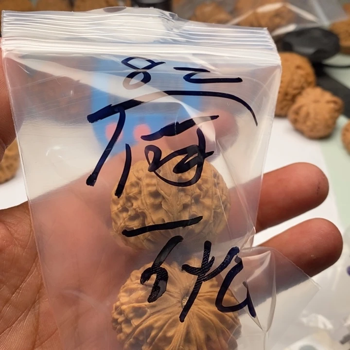 何***着文玩核桃吊坠11111111111111111