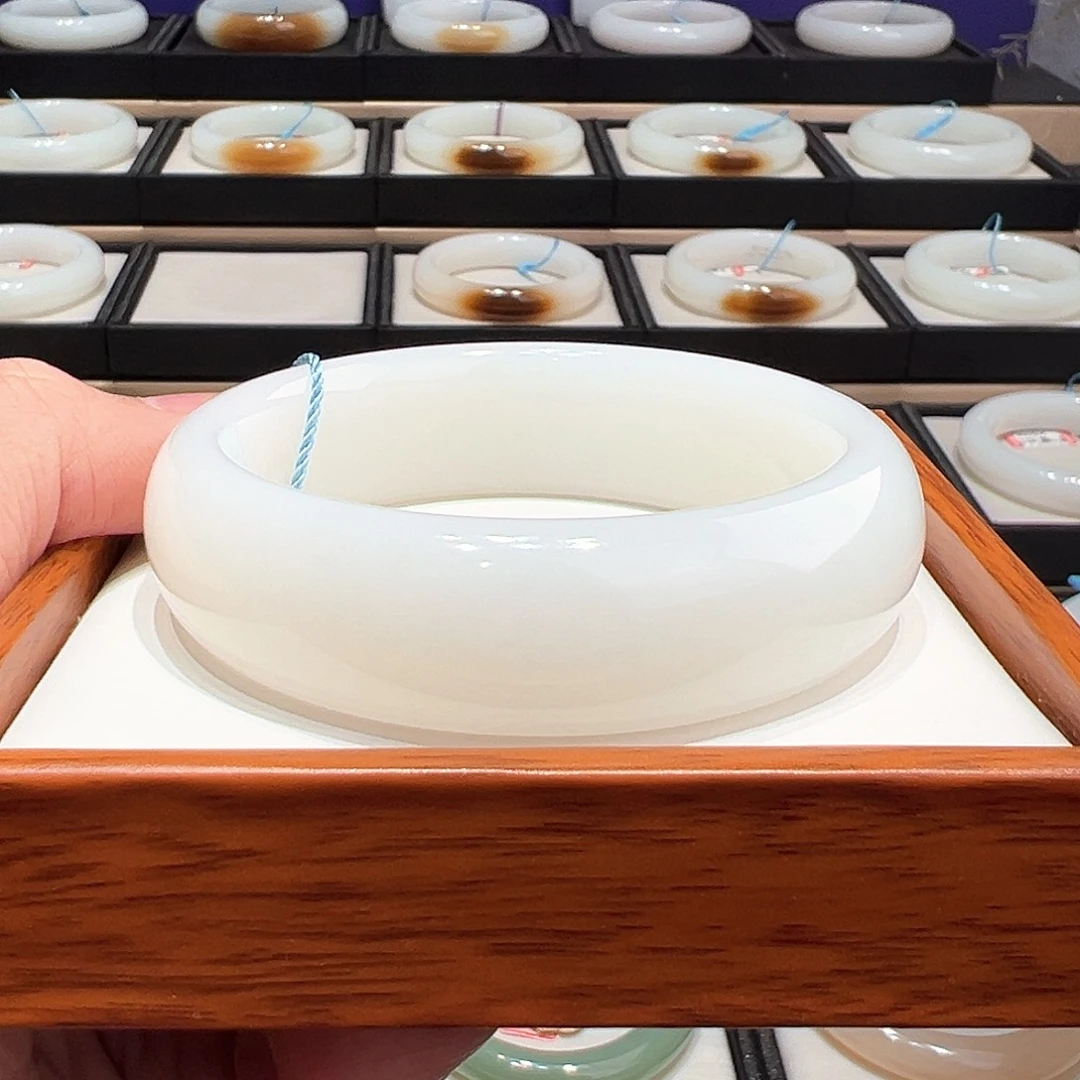 和田玉未镶嵌手镯