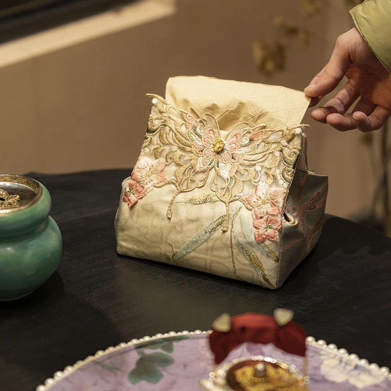 YCQ00364 遇春秋-刺绣蝴蝶磁吸纸巾盒