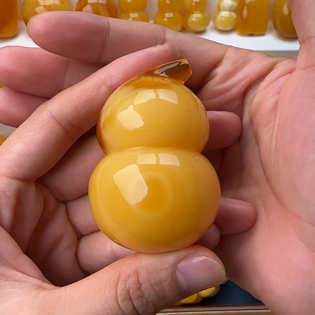 琥珀未镶嵌颈饰立体葫芦