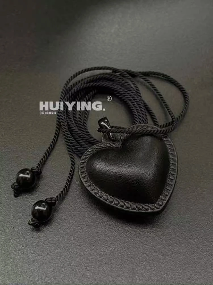 韩国欧尼氛围感纯皮黑色桃心包包挂件可挂脖