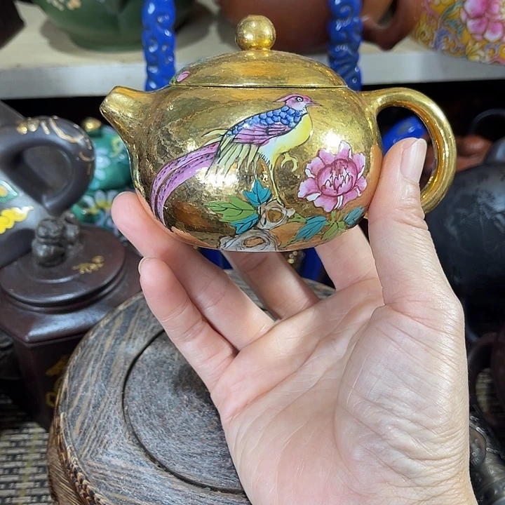 茶壶紫泥矿泥料手工制作的一把紫砂壶。