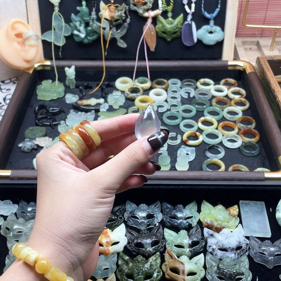 蛇纹石玉未镶嵌颈饰水滴