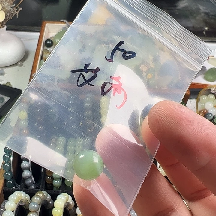 艾***景和田玉未镶嵌手链